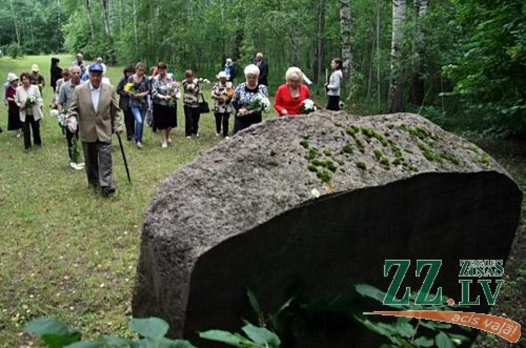 Pārdesmit jelgavnieku, no kuriem vairums ir Ebreju kultūras biedrības dalībnieki, šoden Ebreju tautas genocīda upuru piemiņas dienā pulcējās uz atceres brīdi pie piemiņas akmens mežā Zālītes ielas galā, kur 1941.gada vasarā nogalināja ap 1...