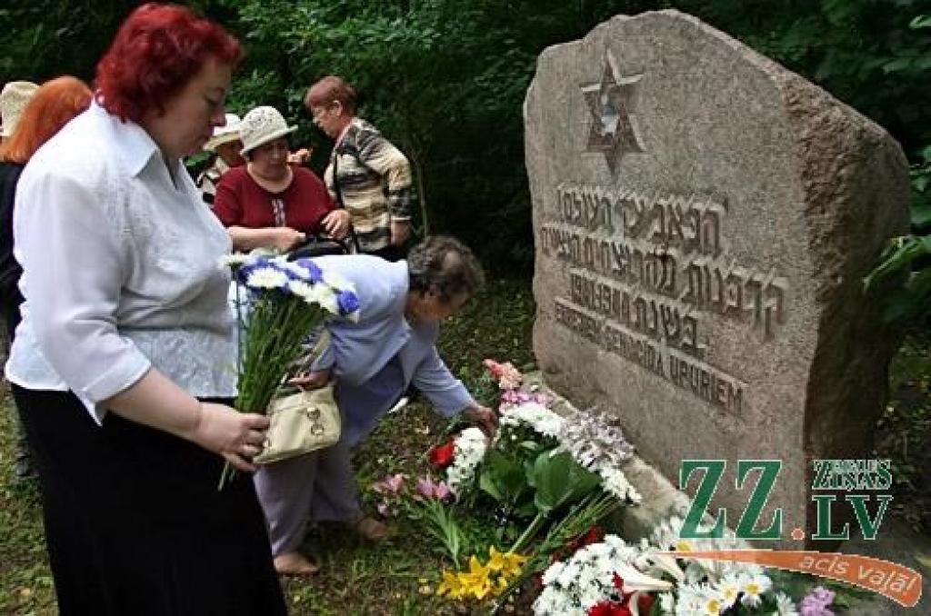 Pārdesmit jelgavnieku, no kuriem vairums ir Ebreju kultūras biedrības dalībnieki, šoden Ebreju tautas genocīda upuru piemiņas dienā pulcējās uz atceres brīdi pie piemiņas akmens mežā Zālītes ielas galā, kur 1941.gada vasarā nogalināja ap 1...