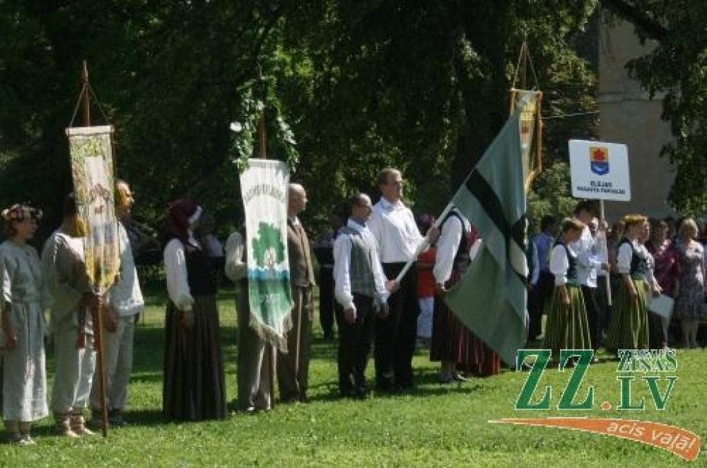 Ar simboliskas novada ziedu kartes izveidošanu, kuras tapšanā piedalījās katra pagasta ievērojami cilvēki, sestdien Elejas muižas parkā sākās pirmie Jelgavas novada svētki. Tajos kopīgo un atšķirīgo dziesmās, dejās un spēlē demonstrēja...