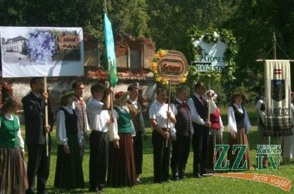 Ar simboliskas novada ziedu kartes izveidošanu, kuras tapšanā piedalījās katra pagasta ievērojami cilvēki, sestdien Elejas muižas parkā sākās pirmie Jelgavas novada svētki. Tajos kopīgo un atšķirīgo dziesmās, dejās un spēlē demonstrēja...
