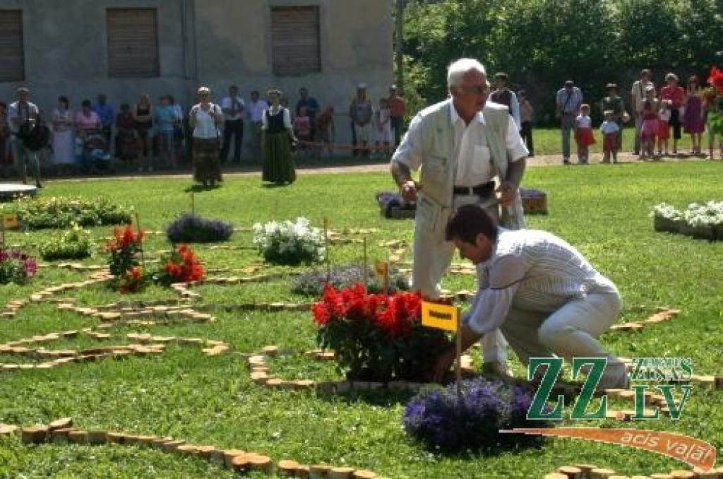 Ar simboliskas novada ziedu kartes izveidošanu, kuras tapšanā piedalījās katra pagasta ievērojami cilvēki, sestdien Elejas muižas parkā sākās pirmie Jelgavas novada svētki. Tajos kopīgo un atšķirīgo dziesmās, dejās un spēlē demonstrēja...