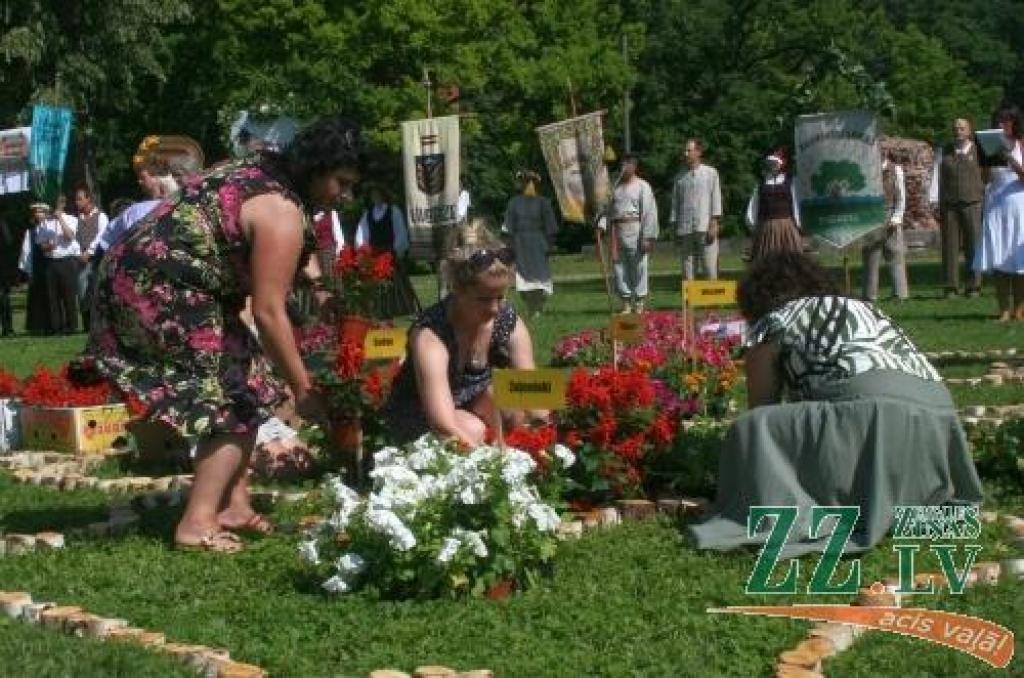 Ar simboliskas novada ziedu kartes izveidošanu, kuras tapšanā piedalījās katra pagasta ievērojami cilvēki, sestdien Elejas muižas parkā sākās pirmie Jelgavas novada svētki. Tajos kopīgo un atšķirīgo dziesmās, dejās un spēlē demonstrēja...