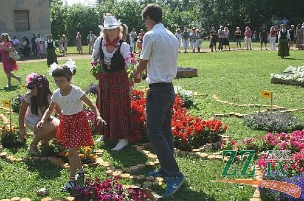 Ar simboliskas novada ziedu kartes izveidošanu, kuras tapšanā piedalījās katra pagasta ievērojami cilvēki, sestdien Elejas muižas parkā sākās pirmie Jelgavas novada svētki. Tajos kopīgo un atšķirīgo dziesmās, dejās un spēlē demonstrēja...