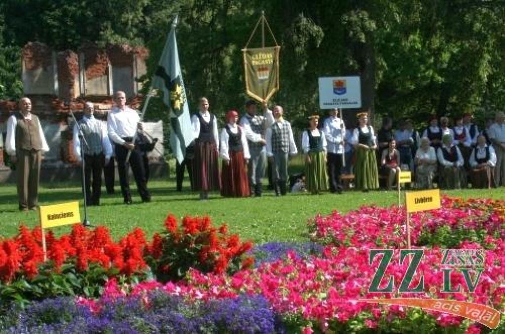 Ar simboliskas novada ziedu kartes izveidošanu, kuras tapšanā piedalījās katra pagasta ievērojami cilvēki, sestdien Elejas muižas parkā sākās pirmie Jelgavas novada svētki. Tajos kopīgo un atšķirīgo dziesmās, dejās un spēlē demonstrēja...