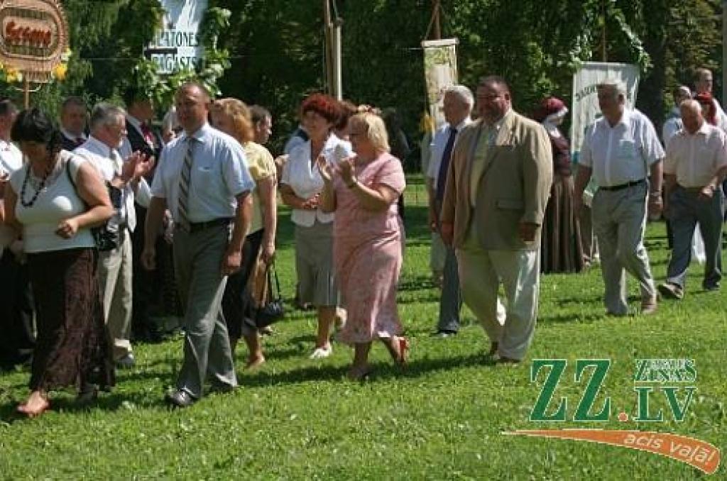 Ar simboliskas novada ziedu kartes izveidošanu, kuras tapšanā piedalījās katra pagasta ievērojami cilvēki, sestdien Elejas muižas parkā sākās pirmie Jelgavas novada svētki. Tajos kopīgo un atšķirīgo dziesmās, dejās un spēlē demonstrēja...