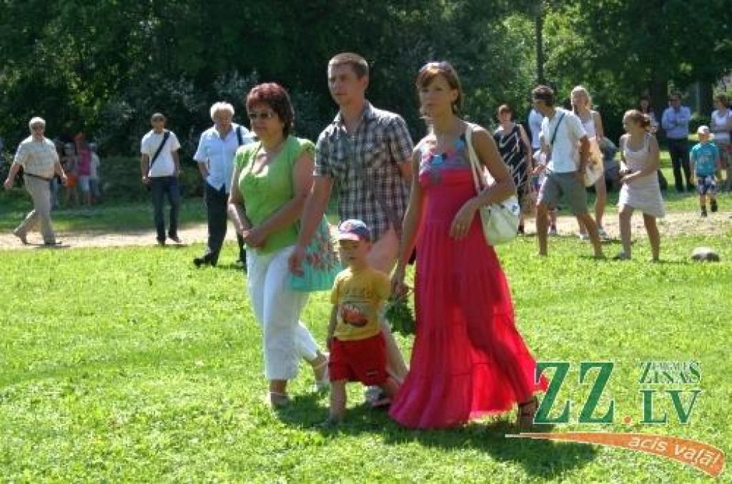 Ar simboliskas novada ziedu kartes izveidošanu, kuras tapšanā piedalījās katra pagasta ievērojami cilvēki, sestdien Elejas muižas parkā sākās pirmie Jelgavas novada svētki. Tajos kopīgo un atšķirīgo dziesmās, dejās un spēlē demonstrēja...