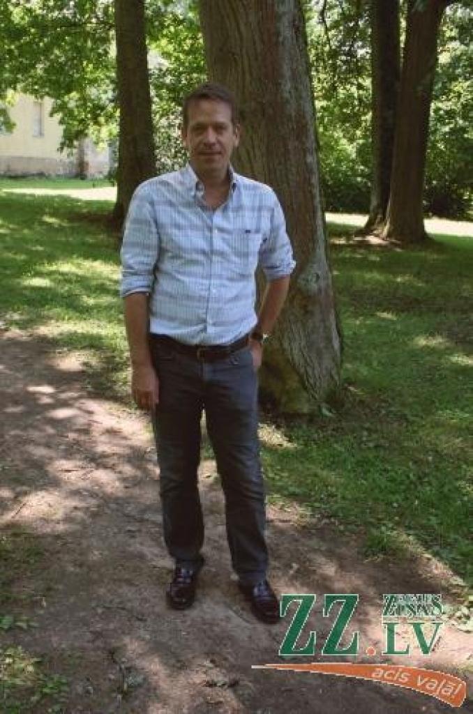 Ar simboliskas novada ziedu kartes izveidošanu, kuras tapšanā piedalījās katra pagasta ievērojami cilvēki, sestdien Elejas muižas parkā sākās pirmie Jelgavas novada svētki. Tajos kopīgo un atšķirīgo dziesmās, dejās un spēlē demonstrēja...