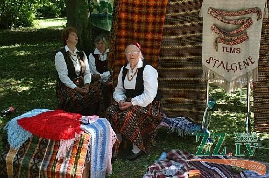 Ar simboliskas novada ziedu kartes izveidošanu, kuras tapšanā piedalījās katra pagasta ievērojami cilvēki, sestdien Elejas muižas parkā sākās pirmie Jelgavas novada svētki. Tajos kopīgo un atšķirīgo dziesmās, dejās un spēlē demonstrēja...