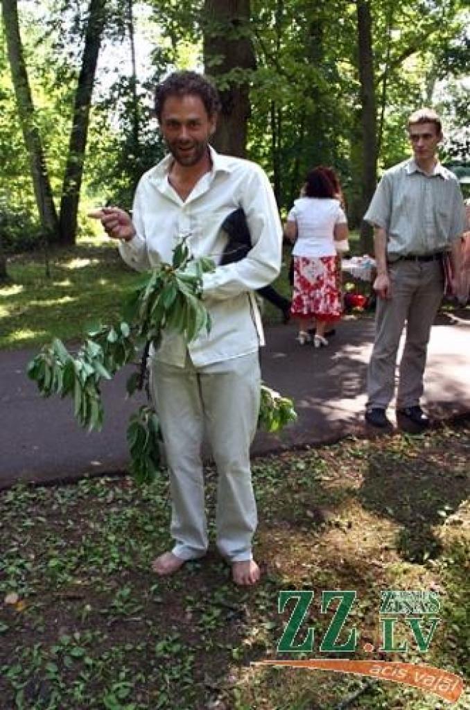 Ar simboliskas novada ziedu kartes izveidošanu, kuras tapšanā piedalījās katra pagasta ievērojami cilvēki, sestdien Elejas muižas parkā sākās pirmie Jelgavas novada svētki. Tajos kopīgo un atšķirīgo dziesmās, dejās un spēlē demonstrēja...