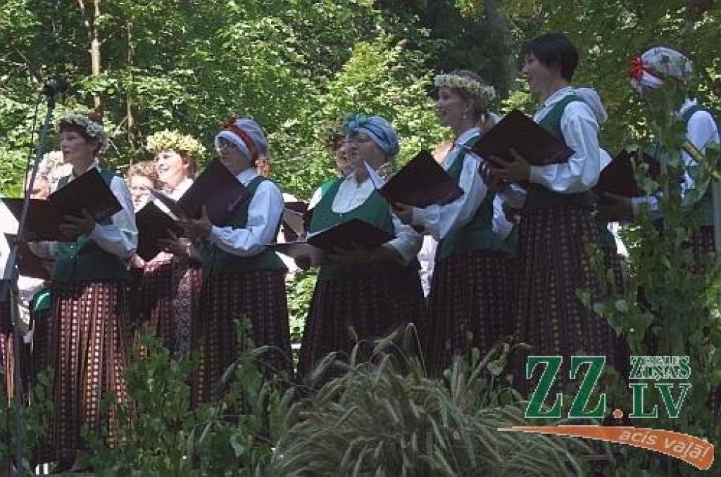 Ar simboliskas novada ziedu kartes izveidošanu, kuras tapšanā piedalījās katra pagasta ievērojami cilvēki, sestdien Elejas muižas parkā sākās pirmie Jelgavas novada svētki. Tajos kopīgo un atšķirīgo dziesmās, dejās un spēlē demonstrēja...