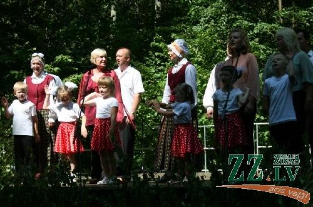 Ar simboliskas novada ziedu kartes izveidošanu, kuras tapšanā piedalījās katra pagasta ievērojami cilvēki, sestdien Elejas muižas parkā sākās pirmie Jelgavas novada svētki. Tajos kopīgo un atšķirīgo dziesmās, dejās un spēlē demonstrēja...