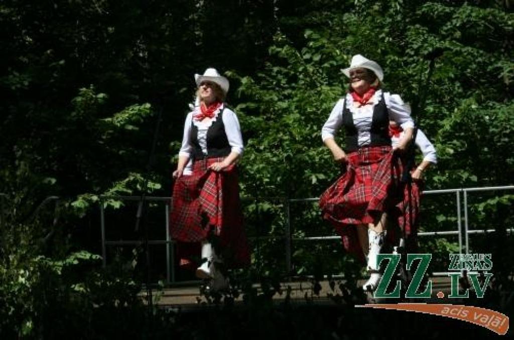 Ar simboliskas novada ziedu kartes izveidošanu, kuras tapšanā piedalījās katra pagasta ievērojami cilvēki, sestdien Elejas muižas parkā sākās pirmie Jelgavas novada svētki. Tajos kopīgo un atšķirīgo dziesmās, dejās un spēlē demonstrēja...