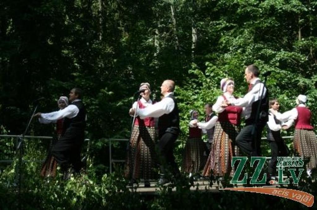 Ar simboliskas novada ziedu kartes izveidošanu, kuras tapšanā piedalījās katra pagasta ievērojami cilvēki, sestdien Elejas muižas parkā sākās pirmie Jelgavas novada svētki. Tajos kopīgo un atšķirīgo dziesmās, dejās un spēlē demonstrēja...