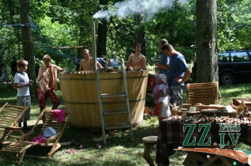 Ar simboliskas novada ziedu kartes izveidošanu, kuras tapšanā piedalījās katra pagasta ievērojami cilvēki, sestdien Elejas muižas parkā sākās pirmie Jelgavas novada svētki. Tajos kopīgo un atšķirīgo dziesmās, dejās un spēlē demonstrēja...