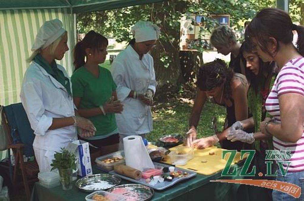 Ar simboliskas novada ziedu kartes izveidošanu, kuras tapšanā piedalījās katra pagasta ievērojami cilvēki, sestdien Elejas muižas parkā sākās pirmie Jelgavas novada svētki. Tajos kopīgo un atšķirīgo dziesmās, dejās un spēlē demonstrēja...
