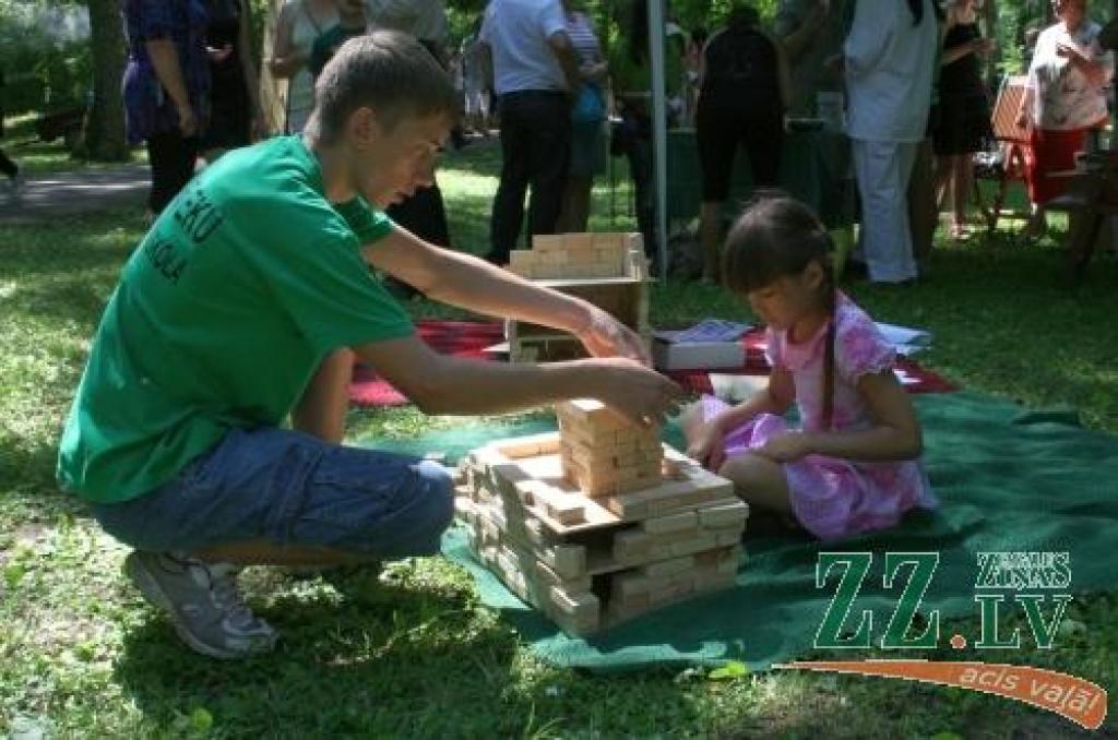 Ar simboliskas novada ziedu kartes izveidošanu, kuras tapšanā piedalījās katra pagasta ievērojami cilvēki, sestdien Elejas muižas parkā sākās pirmie Jelgavas novada svētki. Tajos kopīgo un atšķirīgo dziesmās, dejās un spēlē demonstrēja...