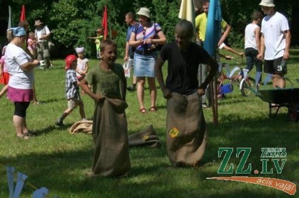 Ar simboliskas novada ziedu kartes izveidošanu, kuras tapšanā piedalījās katra pagasta ievērojami cilvēki, sestdien Elejas muižas parkā sākās pirmie Jelgavas novada svētki. Tajos kopīgo un atšķirīgo dziesmās, dejās un spēlē demonstrēja...