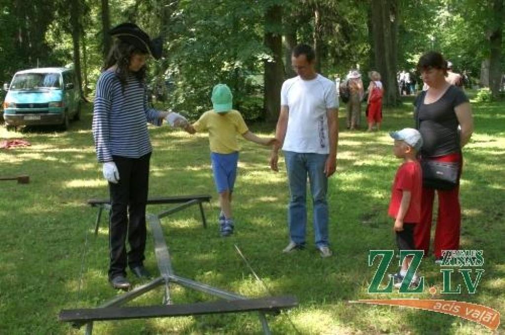 Ar simboliskas novada ziedu kartes izveidošanu, kuras tapšanā piedalījās katra pagasta ievērojami cilvēki, sestdien Elejas muižas parkā sākās pirmie Jelgavas novada svētki. Tajos kopīgo un atšķirīgo dziesmās, dejās un spēlē demonstrēja...