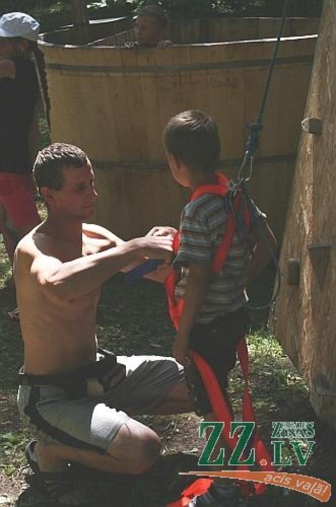 Ar simboliskas novada ziedu kartes izveidošanu, kuras tapšanā piedalījās katra pagasta ievērojami cilvēki, sestdien Elejas muižas parkā sākās pirmie Jelgavas novada svētki. Tajos kopīgo un atšķirīgo dziesmās, dejās un spēlē demonstrēja...