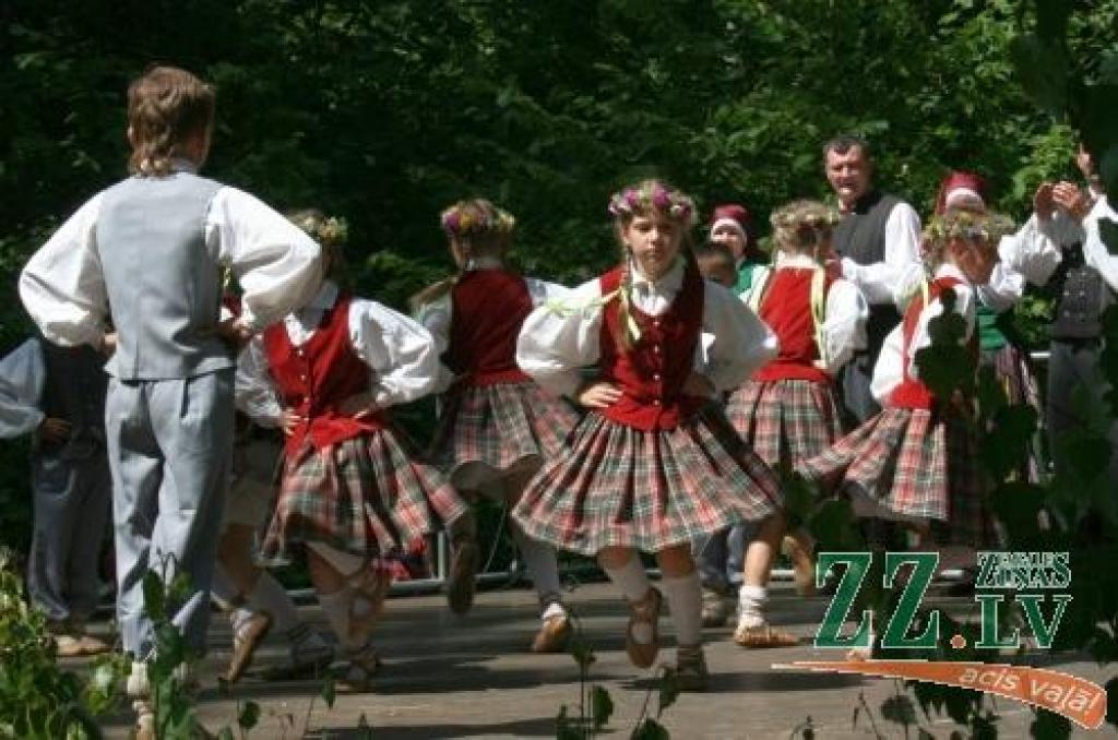 Ar simboliskas novada ziedu kartes izveidošanu, kuras tapšanā piedalījās katra pagasta ievērojami cilvēki, sestdien Elejas muižas parkā sākās pirmie Jelgavas novada svētki. Tajos kopīgo un atšķirīgo dziesmās, dejās un spēlē demonstrēja...