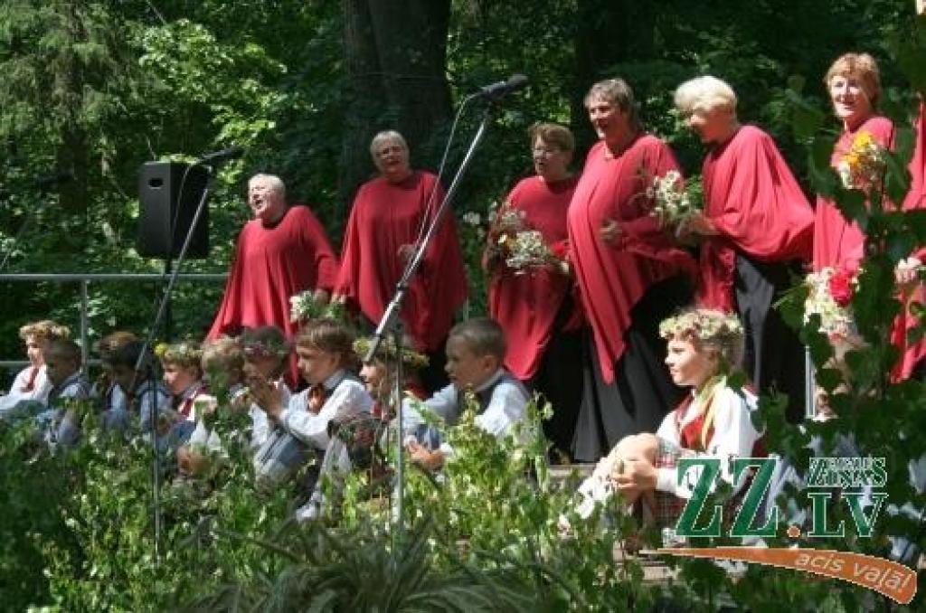 Ar simboliskas novada ziedu kartes izveidošanu, kuras tapšanā piedalījās katra pagasta ievērojami cilvēki, sestdien Elejas muižas parkā sākās pirmie Jelgavas novada svētki. Tajos kopīgo un atšķirīgo dziesmās, dejās un spēlē demonstrēja...