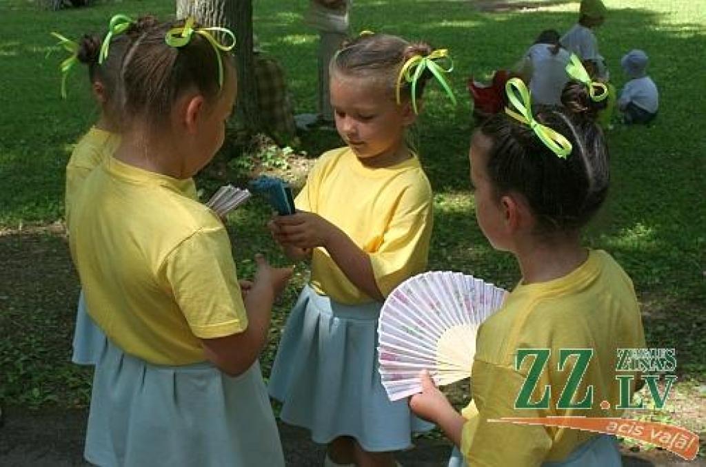 Ar simboliskas novada ziedu kartes izveidošanu, kuras tapšanā piedalījās katra pagasta ievērojami cilvēki, sestdien Elejas muižas parkā sākās pirmie Jelgavas novada svētki. Tajos kopīgo un atšķirīgo dziesmās, dejās un spēlē demonstrēja...