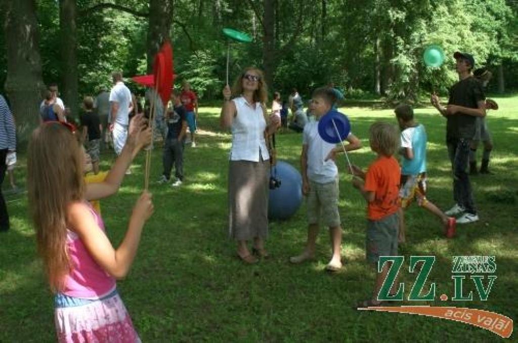 Ar simboliskas novada ziedu kartes izveidošanu, kuras tapšanā piedalījās katra pagasta ievērojami cilvēki, sestdien Elejas muižas parkā sākās pirmie Jelgavas novada svētki. Tajos kopīgo un atšķirīgo dziesmās, dejās un spēlē demonstrēja...