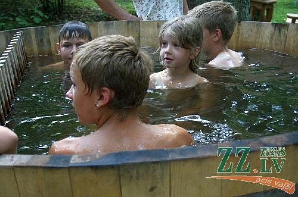 Ar simboliskas novada ziedu kartes izveidošanu, kuras tapšanā piedalījās katra pagasta ievērojami cilvēki, sestdien Elejas muižas parkā sākās pirmie Jelgavas novada svētki. Tajos kopīgo un atšķirīgo dziesmās, dejās un spēlē demonstrēja...
