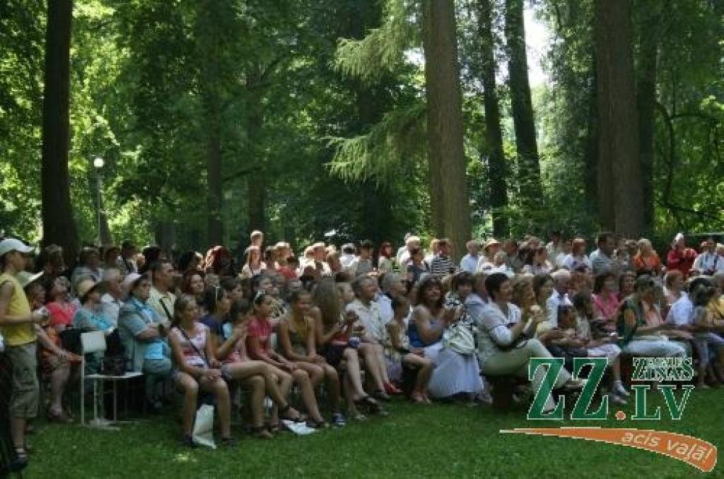 Ar simboliskas novada ziedu kartes izveidošanu, kuras tapšanā piedalījās katra pagasta ievērojami cilvēki, sestdien Elejas muižas parkā sākās pirmie Jelgavas novada svētki. Tajos kopīgo un atšķirīgo dziesmās, dejās un spēlē demonstrēja...