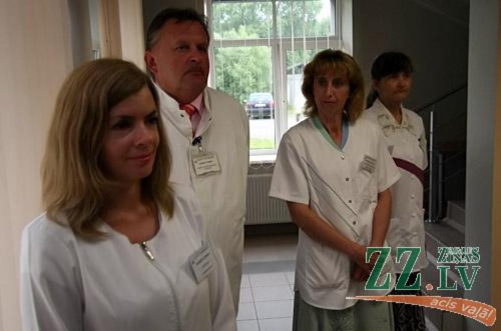«Protams, mums tas ir liels notikums. Noslēdzies divu gadu darbs, par kura rezultātu – ērtu un sakārtotu vidi – esam gandarīti. Arī pacientiem būs vieglāk, jo viss nepieciešamais nu atrodas vienuviet,» atklājot renovēto slimnīcas...