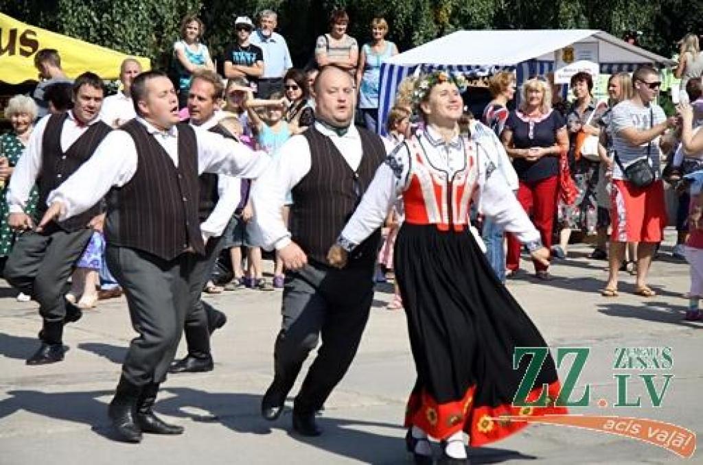 Latvijas Piena, maizes un medus svētki, kas šogad ir jau vienpadsmitie, 27. augustā baudīja laika apstākļu labvēlību – augusta pēdējā sestdiena izrādījās viena no siltākajām un saulainākajām aizvadītās vasaras dienām. Lielo ļaužu...