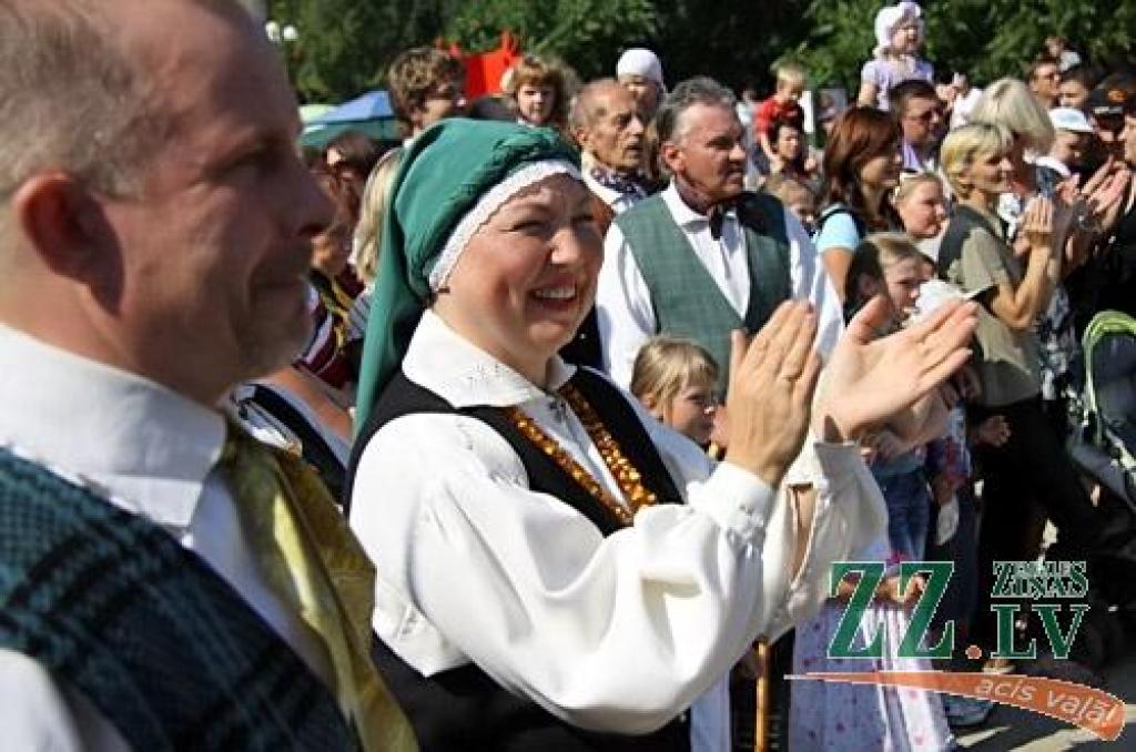 Latvijas Piena, maizes un medus svētki, kas šogad ir jau vienpadsmitie, 27. augustā baudīja laika apstākļu labvēlību – augusta pēdējā sestdiena izrādījās viena no siltākajām un saulainākajām aizvadītās vasaras dienām. Lielo ļaužu...