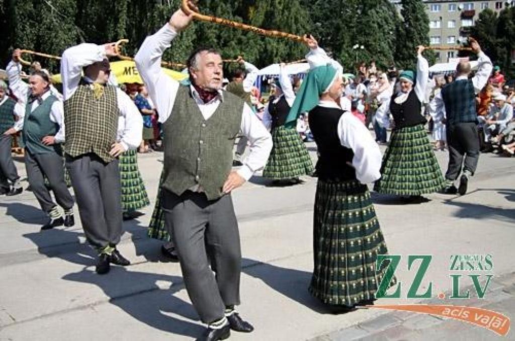 Latvijas Piena, maizes un medus svētki, kas šogad ir jau vienpadsmitie, 27. augustā baudīja laika apstākļu labvēlību – augusta pēdējā sestdiena izrādījās viena no siltākajām un saulainākajām aizvadītās vasaras dienām. Lielo ļaužu...