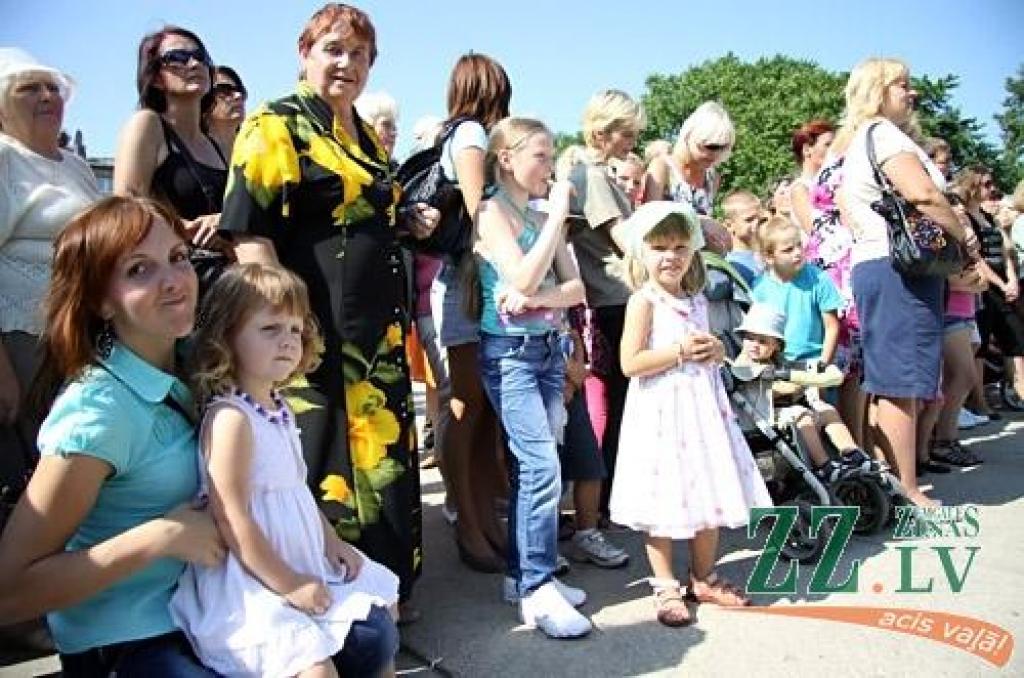 Latvijas Piena, maizes un medus svētki, kas šogad ir jau vienpadsmitie, 27. augustā baudīja laika apstākļu labvēlību – augusta pēdējā sestdiena izrādījās viena no siltākajām un saulainākajām aizvadītās vasaras dienām. Lielo ļaužu...