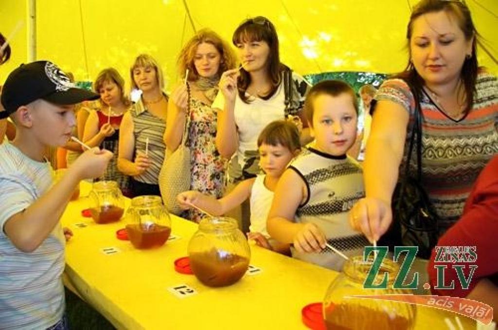 Latvijas Piena, maizes un medus svētki, kas šogad ir jau vienpadsmitie, 27. augustā baudīja laika apstākļu labvēlību – augusta pēdējā sestdiena izrādījās viena no siltākajām un saulainākajām aizvadītās vasaras dienām. Lielo ļaužu...