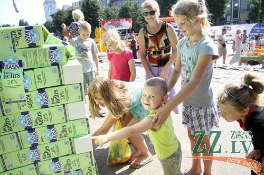 Latvijas Piena, maizes un medus svētki, kas šogad ir jau vienpadsmitie, 27. augustā baudīja laika apstākļu labvēlību – augusta pēdējā sestdiena izrādījās viena no siltākajām un saulainākajām aizvadītās vasaras dienām. Lielo ļaužu...