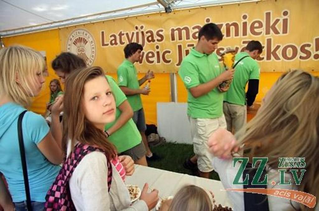 Latvijas Piena, maizes un medus svētki, kas šogad ir jau vienpadsmitie, 27. augustā baudīja laika apstākļu labvēlību – augusta pēdējā sestdiena izrādījās viena no siltākajām un saulainākajām aizvadītās vasaras dienām. Lielo ļaužu...