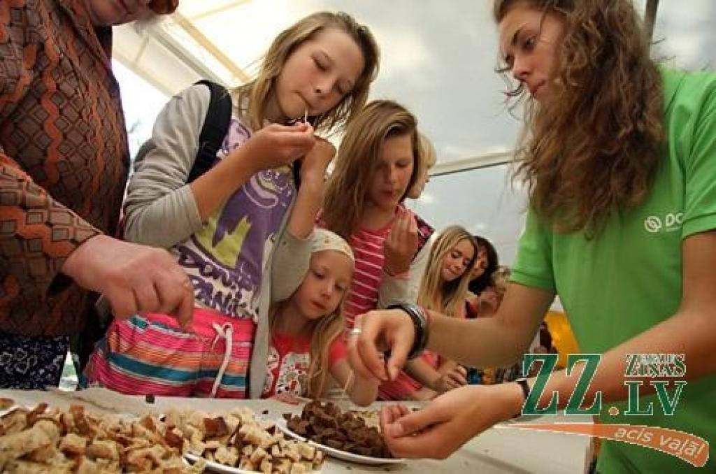 Latvijas Piena, maizes un medus svētki, kas šogad ir jau vienpadsmitie, 27. augustā baudīja laika apstākļu labvēlību – augusta pēdējā sestdiena izrādījās viena no siltākajām un saulainākajām aizvadītās vasaras dienām. Lielo ļaužu...