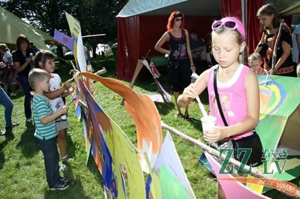 Latvijas Piena, maizes un medus svētki, kas šogad ir jau vienpadsmitie, 27. augustā baudīja laika apstākļu labvēlību – augusta pēdējā sestdiena izrādījās viena no siltākajām un saulainākajām aizvadītās vasaras dienām. Lielo ļaužu...
