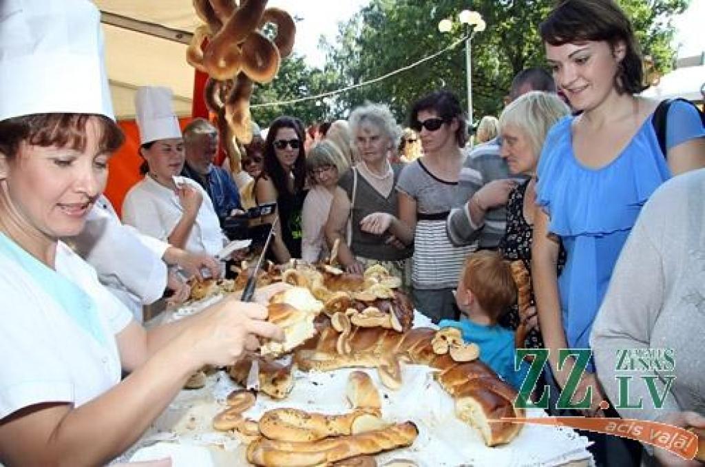 Latvijas Piena, maizes un medus svētki, kas šogad ir jau vienpadsmitie, 27. augustā baudīja laika apstākļu labvēlību – augusta pēdējā sestdiena izrādījās viena no siltākajām un saulainākajām aizvadītās vasaras dienām. Lielo ļaužu...