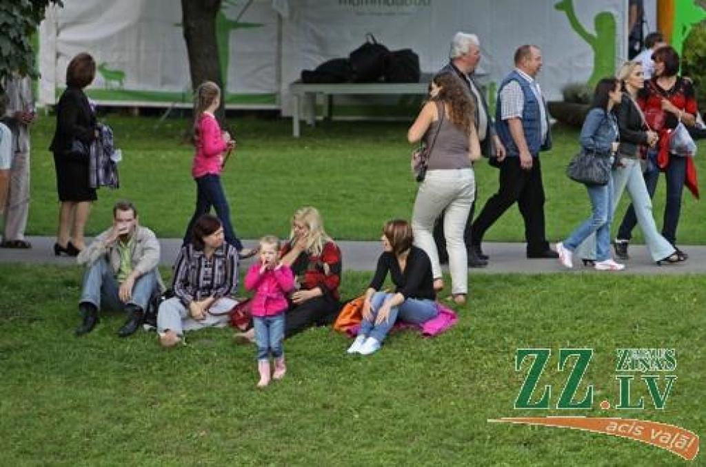 Par sestdienas un droši vien arī visu svētku kulmināciju izvērtās lielkoncerts «Meistars. Dziesma. Leģenda», kas Mežaparka Lielajā estrādē pulcēja vairāk nekā 7000 kora dziedātājus, dejotājus un pūtēju orķestru mūziķus no visas Latvijas,...