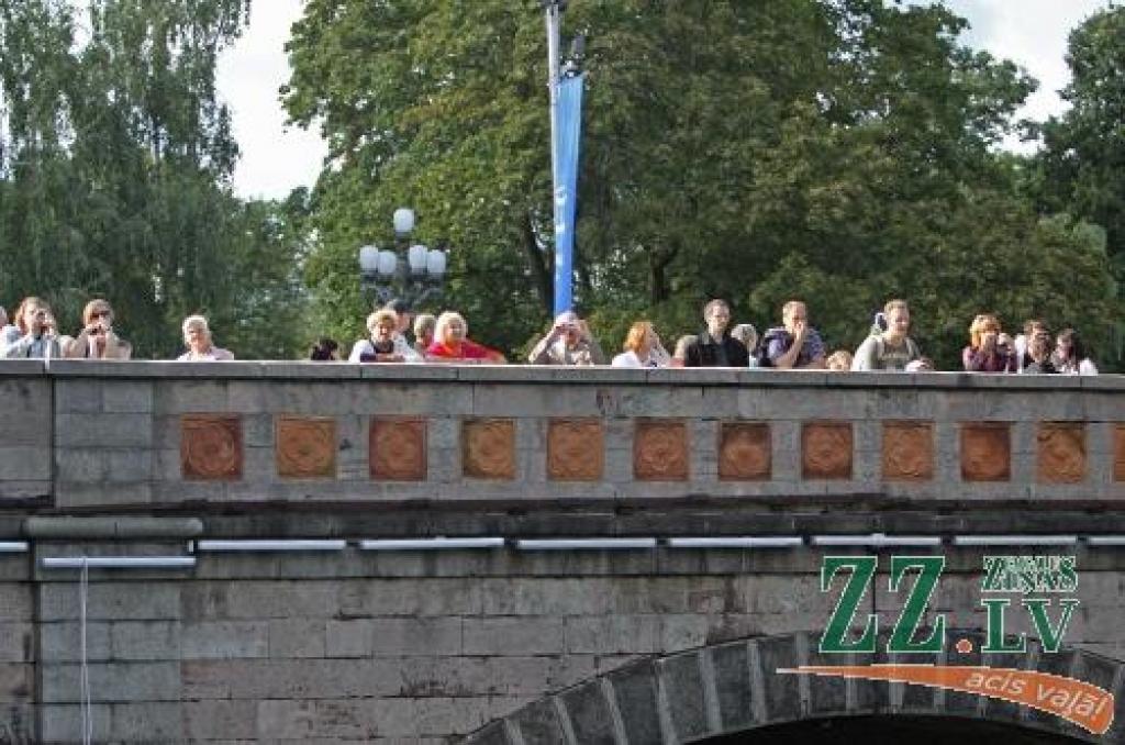 Par sestdienas un droši vien arī visu svētku kulmināciju izvērtās lielkoncerts «Meistars. Dziesma. Leģenda», kas Mežaparka Lielajā estrādē pulcēja vairāk nekā 7000 kora dziedātājus, dejotājus un pūtēju orķestru mūziķus no visas Latvijas,...