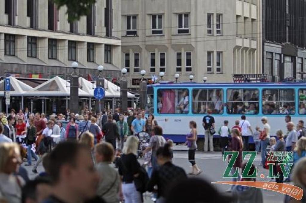Par sestdienas un droši vien arī visu svētku kulmināciju izvērtās lielkoncerts «Meistars. Dziesma. Leģenda», kas Mežaparka Lielajā estrādē pulcēja vairāk nekā 7000 kora dziedātājus, dejotājus un pūtēju orķestru mūziķus no visas Latvijas,...