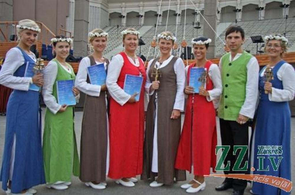 Par sestdienas un droši vien arī visu svētku kulmināciju izvērtās lielkoncerts «Meistars. Dziesma. Leģenda», kas Mežaparka Lielajā estrādē pulcēja vairāk nekā 7000 kora dziedātājus, dejotājus un pūtēju orķestru mūziķus no visas Latvijas,...