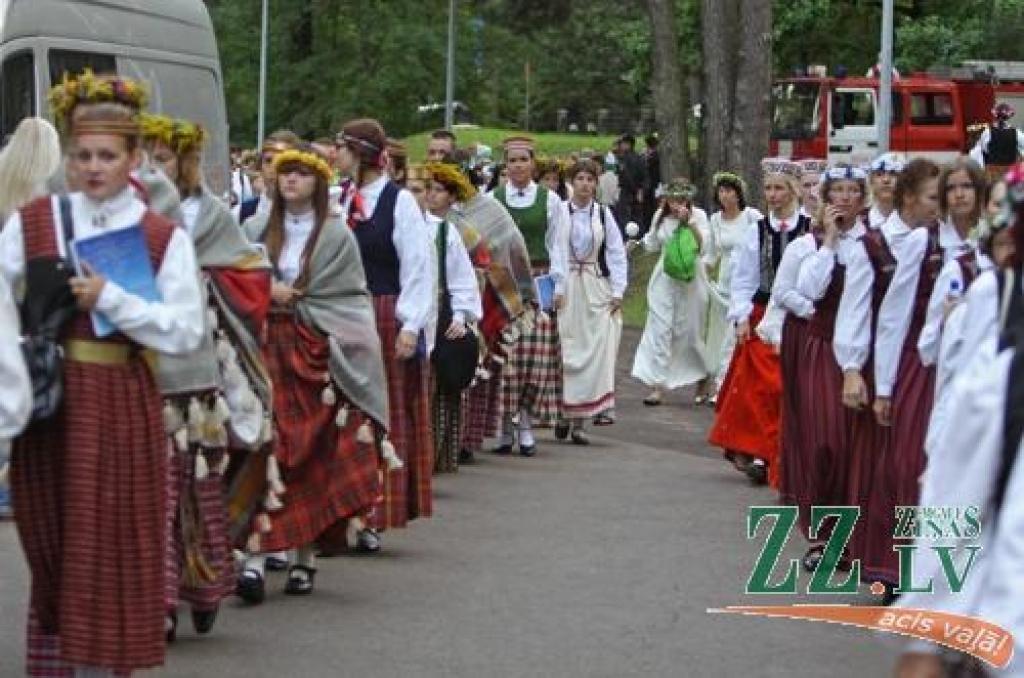 Par sestdienas un droši vien arī visu svētku kulmināciju izvērtās lielkoncerts «Meistars. Dziesma. Leģenda», kas Mežaparka Lielajā estrādē pulcēja vairāk nekā 7000 kora dziedātājus, dejotājus un pūtēju orķestru mūziķus no visas Latvijas,...