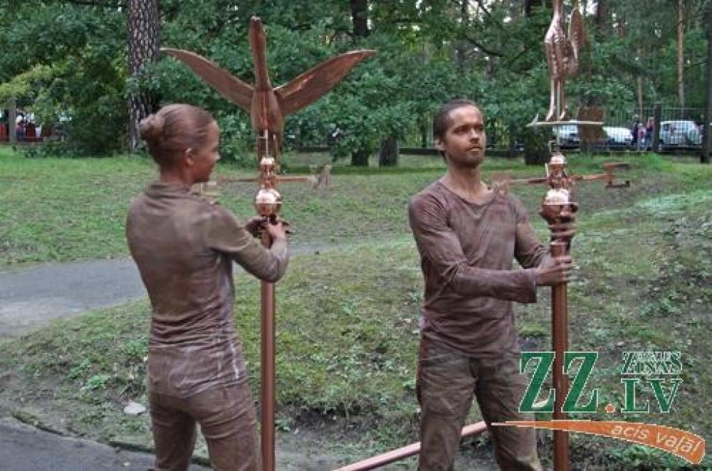 Par sestdienas un droši vien arī visu svētku kulmināciju izvērtās lielkoncerts «Meistars. Dziesma. Leģenda», kas Mežaparka Lielajā estrādē pulcēja vairāk nekā 7000 kora dziedātājus, dejotājus un pūtēju orķestru mūziķus no visas Latvijas,...