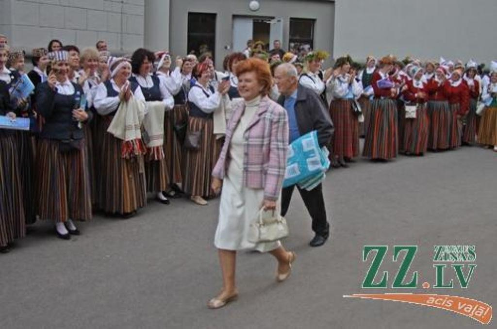 Par sestdienas un droši vien arī visu svētku kulmināciju izvērtās lielkoncerts «Meistars. Dziesma. Leģenda», kas Mežaparka Lielajā estrādē pulcēja vairāk nekā 7000 kora dziedātājus, dejotājus un pūtēju orķestru mūziķus no visas Latvijas,...