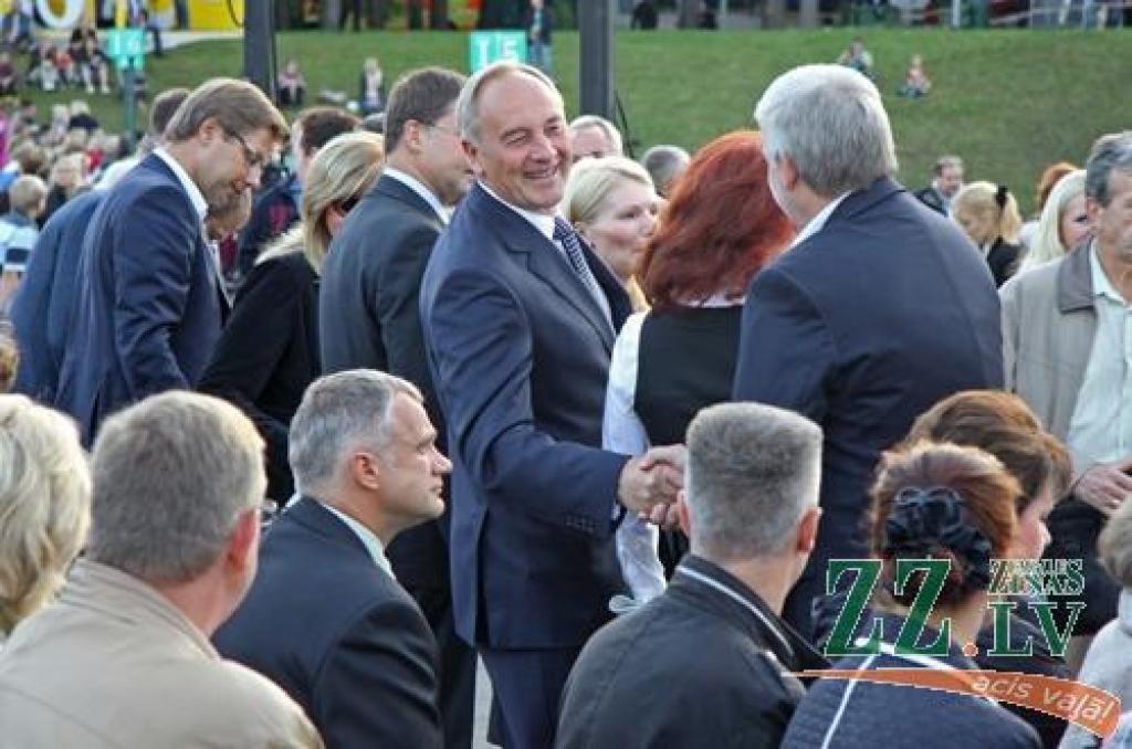 Par sestdienas un droši vien arī visu svētku kulmināciju izvērtās lielkoncerts «Meistars. Dziesma. Leģenda», kas Mežaparka Lielajā estrādē pulcēja vairāk nekā 7000 kora dziedātājus, dejotājus un pūtēju orķestru mūziķus no visas Latvijas,...