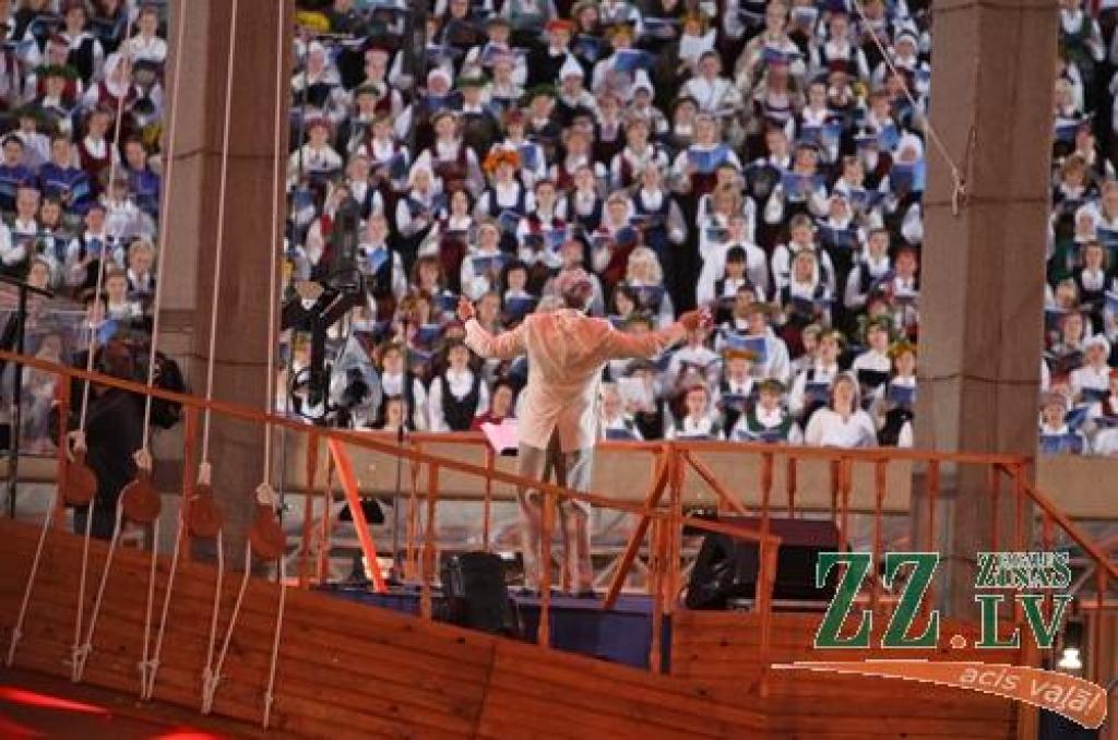 Par sestdienas un droši vien arī visu svētku kulmināciju izvērtās lielkoncerts «Meistars. Dziesma. Leģenda», kas Mežaparka Lielajā estrādē pulcēja vairāk nekā 7000 kora dziedātājus, dejotājus un pūtēju orķestru mūziķus no visas Latvijas,...