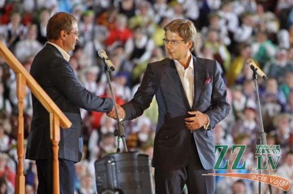 Par sestdienas un droši vien arī visu svētku kulmināciju izvērtās lielkoncerts «Meistars. Dziesma. Leģenda», kas Mežaparka Lielajā estrādē pulcēja vairāk nekā 7000 kora dziedātājus, dejotājus un pūtēju orķestru mūziķus no visas Latvijas,...